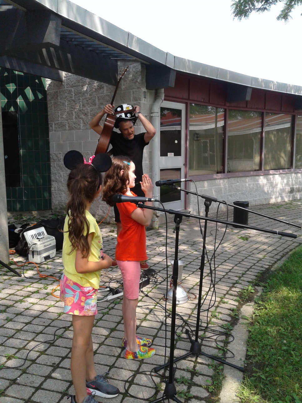 2023-07-16 - James Funnyhat concert 1